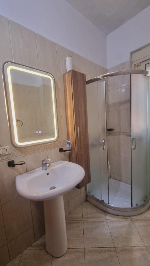 Liqeni Thate, Tirane Appartamento Esterno foto